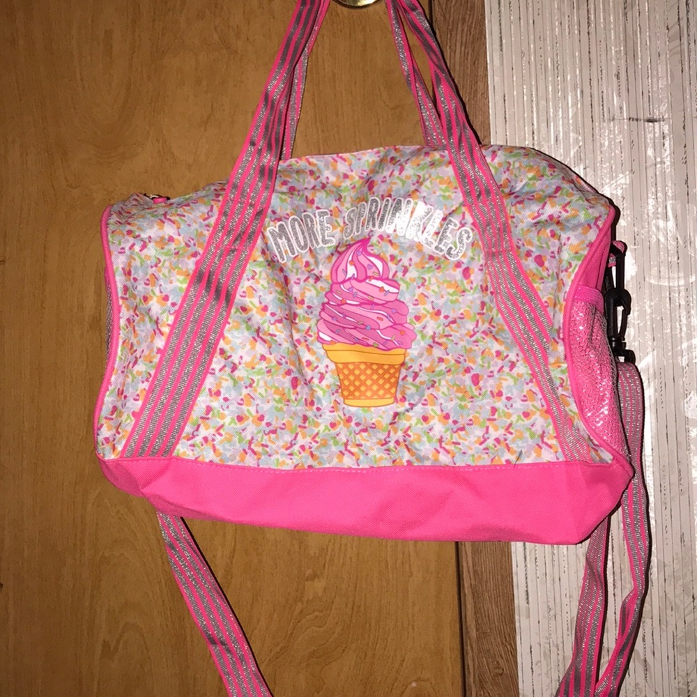 ✨Girls carrying bag✨